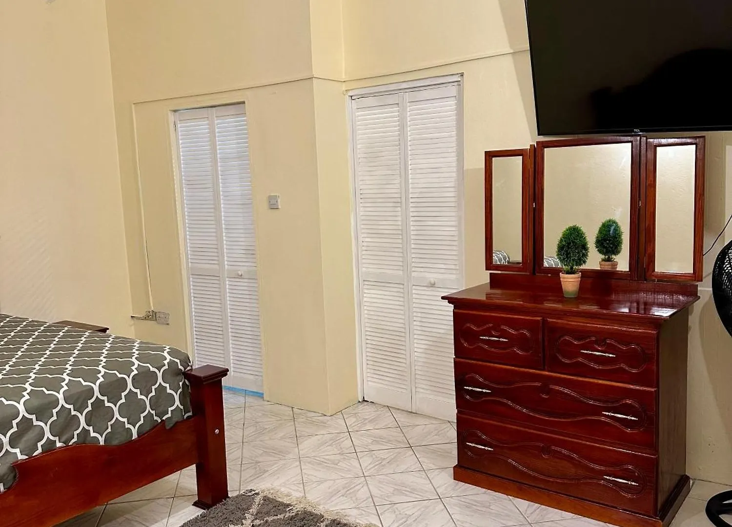 Castle Berry Apartments Kingstown